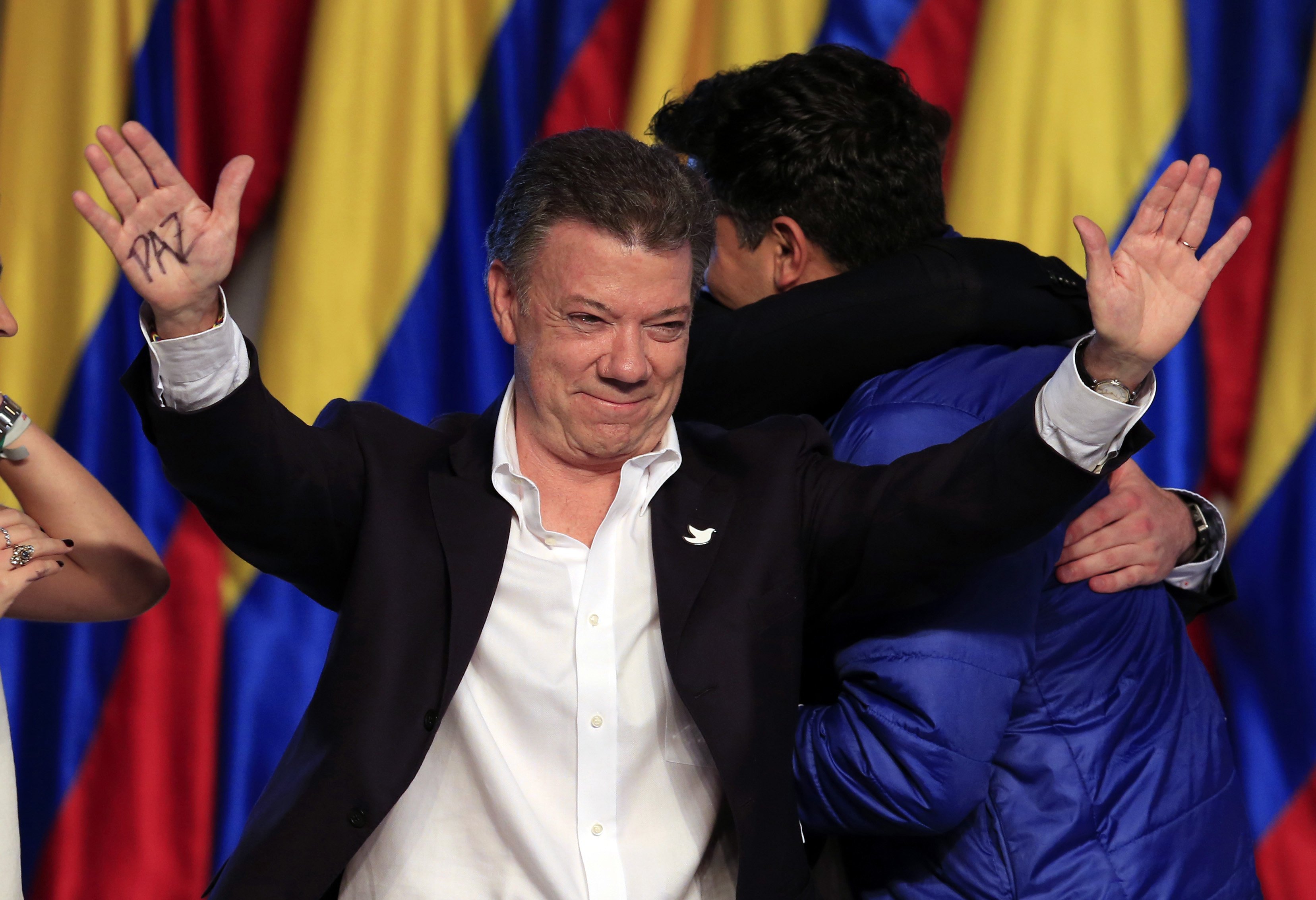 Juan Manuel Santos acena para eleitores depois da vitória no segundo turno da disputa presidencial na Colômbia