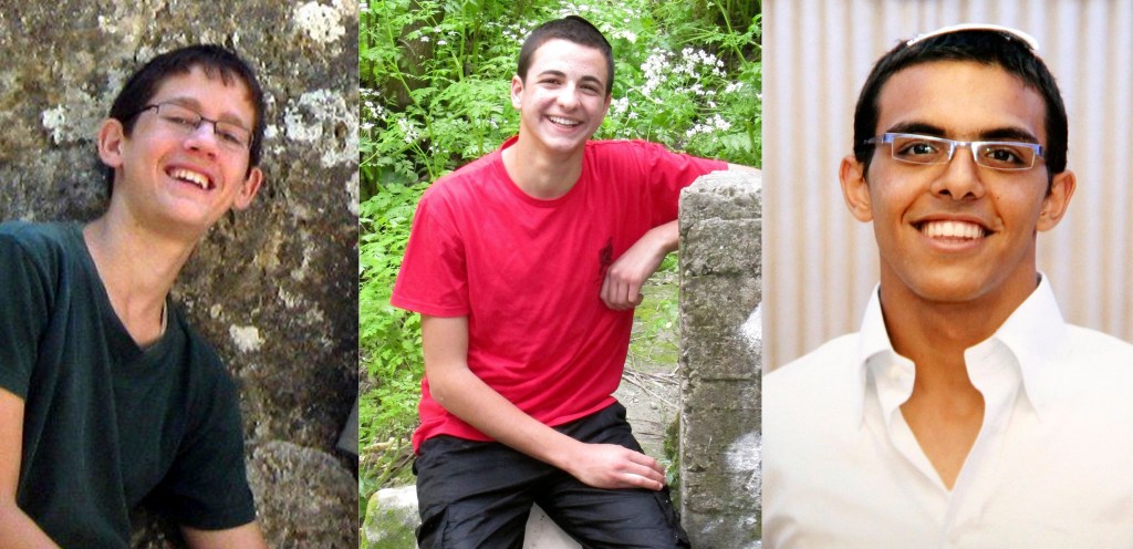Os jovens israelenses Naftali Frankel, Gilad Shaer e Eyal Yifrach, raptados e mortos em junho