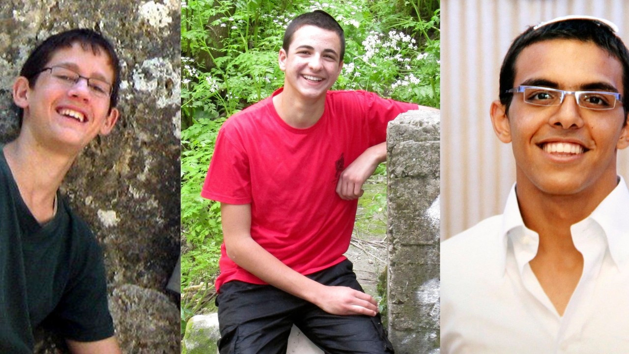Os jovens israelenses Naftali Frankel, Gilad Shaer e Eyal Yifrach, raptados e mortos em junho