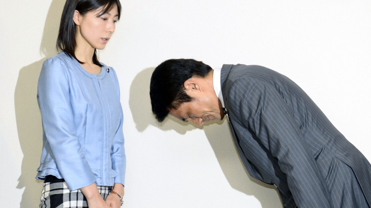 O vereador Akihiro Suzuki pede desculpas para sua colega Ayaka Shiomura, em Tóquio