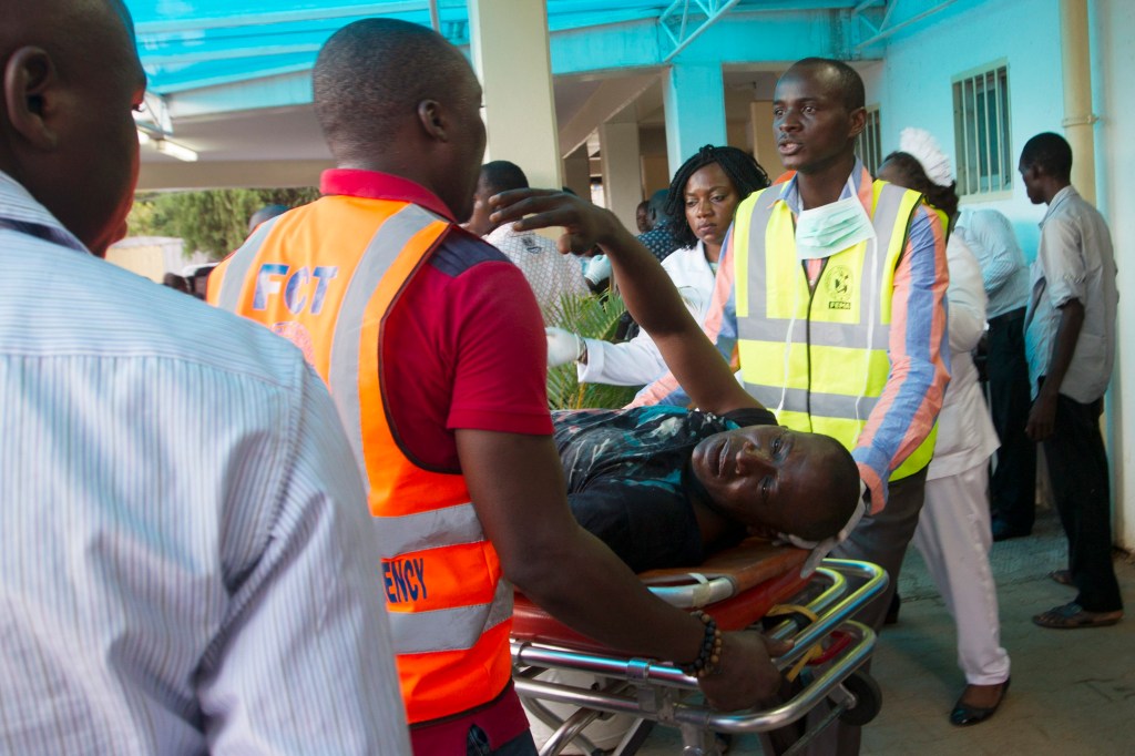 Homem ferido em ataque a shopping center é levado para hospital em Abuja, capital da Nigéria