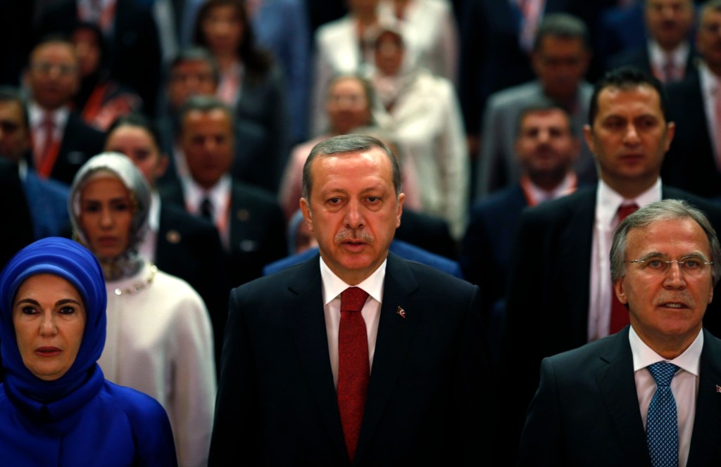 O primeiro-ministro da Turquia, Recep Erdogan, entre a mulher Emine e o vice-presidente do partido AKP Mehmet Ali Sahin durante evento que anunciou Erdogan como candidato à Presidência da Turquia