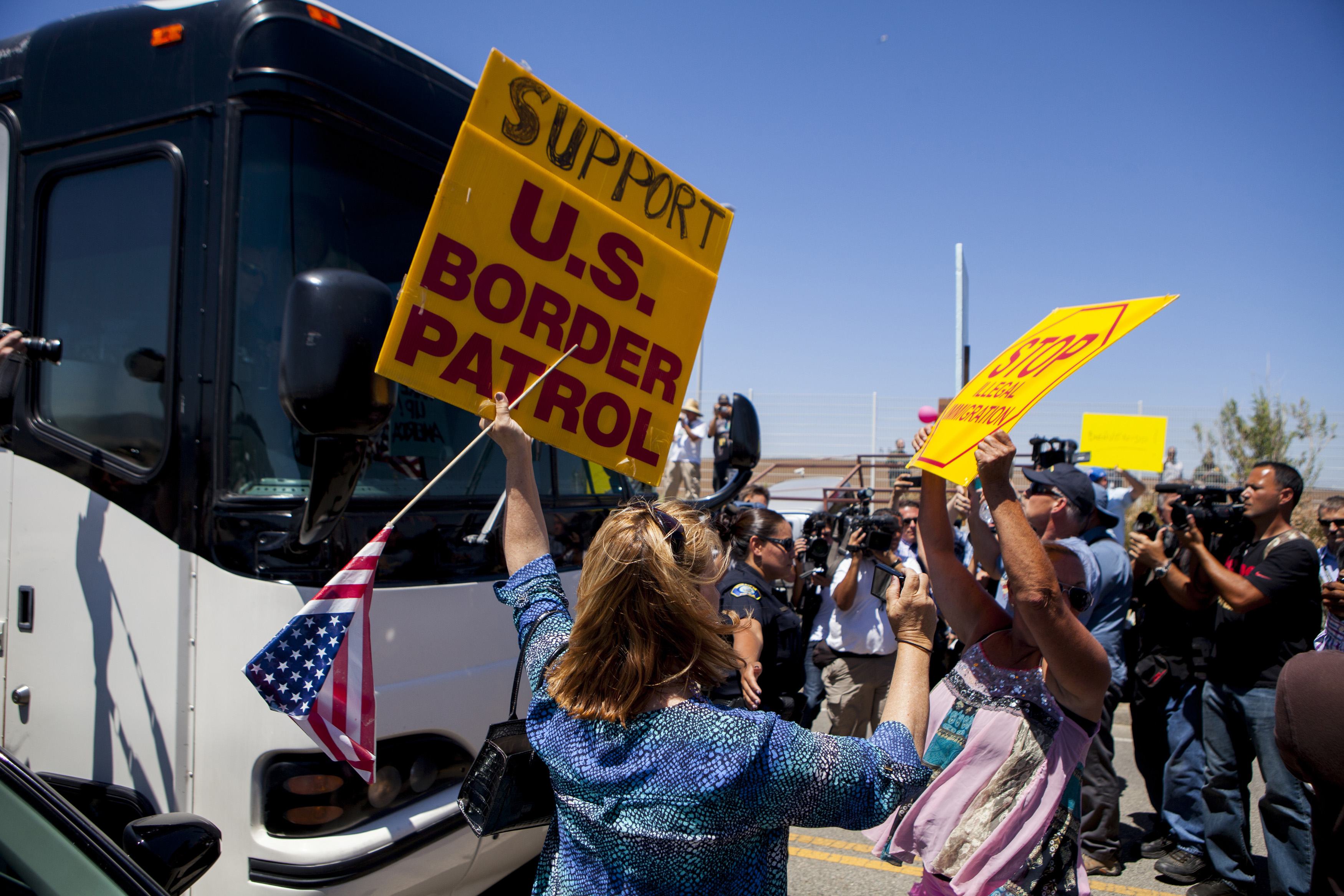 Manifestantes bloqueiam ônibus transportando migrantes ilegais em Murrieta, na Califórnia