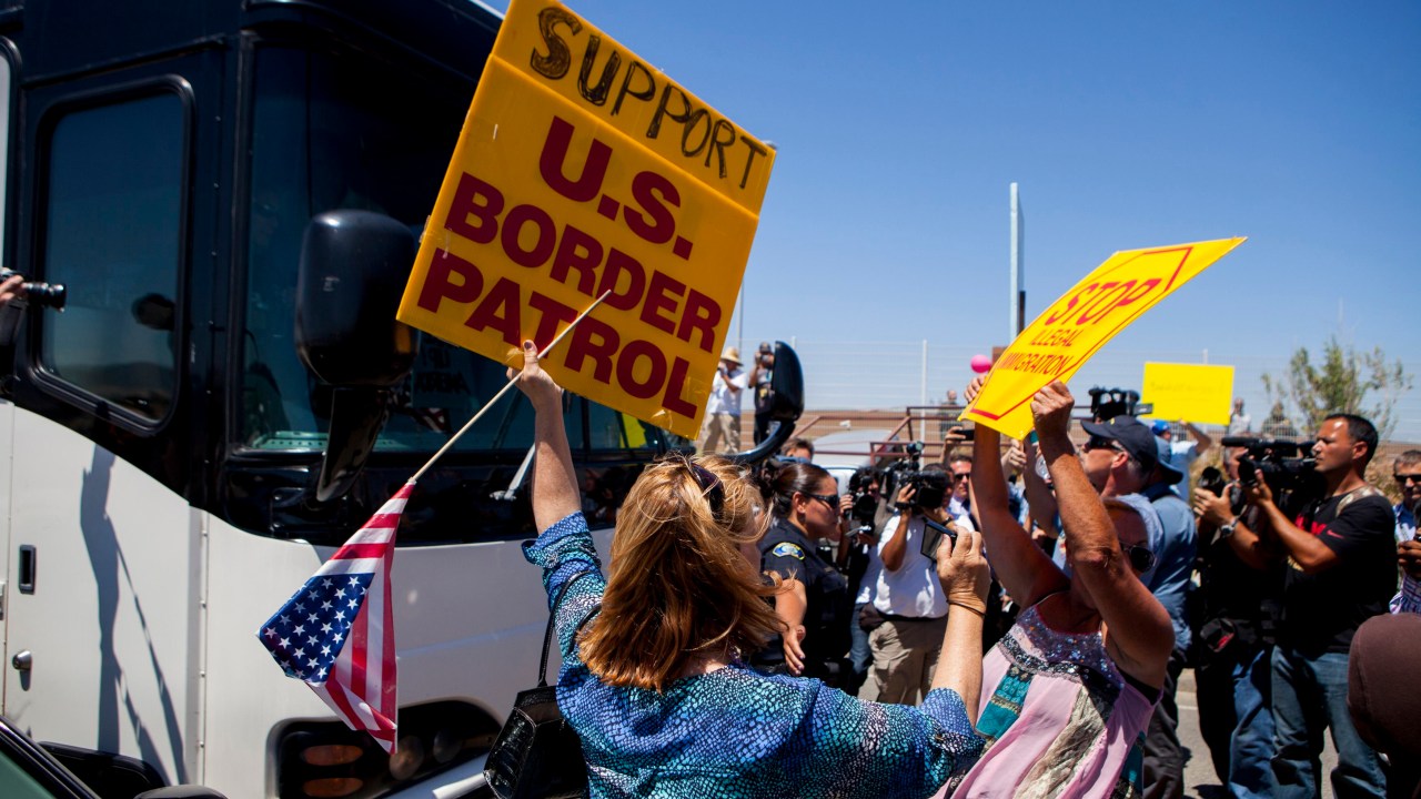 Manifestantes bloqueiam ônibus transportando migrantes ilegais em Murrieta, na Califórnia