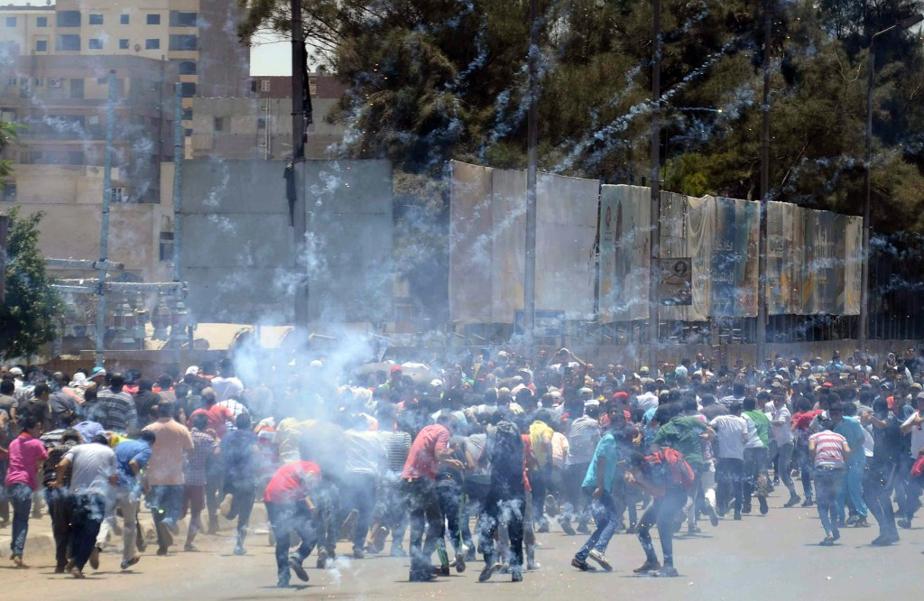 Bombas de gás lacrimogêneo são usadas para dispersar manifestantes partidários do ex-presidente Mohamed Mursi no Cairo