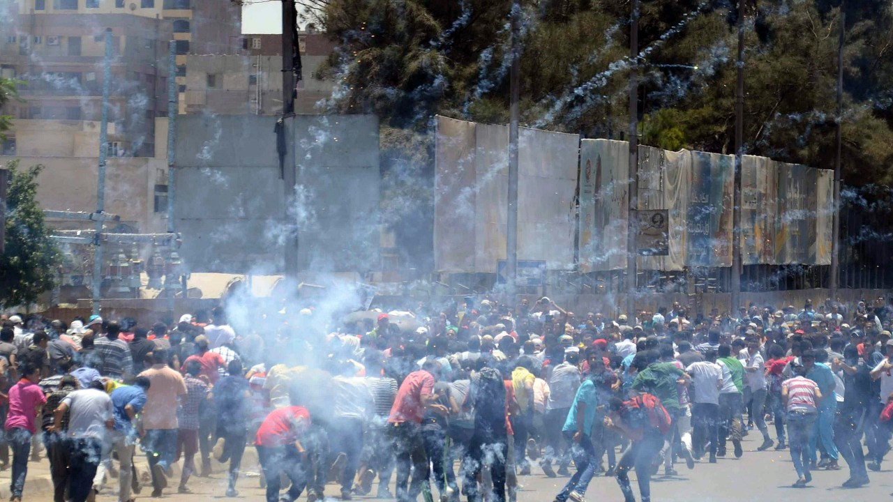 Bombas de gás lacrimogêneo são usadas para dispersar manifestantes partidários do ex-presidente Mohamed Mursi no Cairo