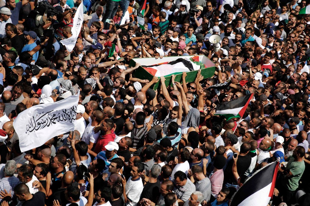 Palestinos carregam o corpo do jovem Mohamed Abu Khudair, de 16 anos, durante funeral em Shufat, um subúrbio árabe de Jerusalém