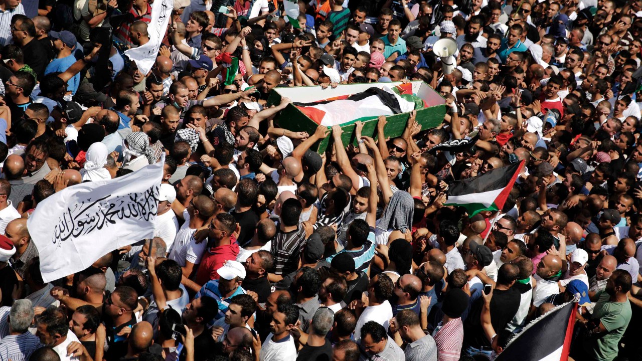 Palestinos carregam o corpo do jovem Mohamed Abu Khudair, de 16 anos, durante funeral em Shufat, um subúrbio árabe de Jerusalém