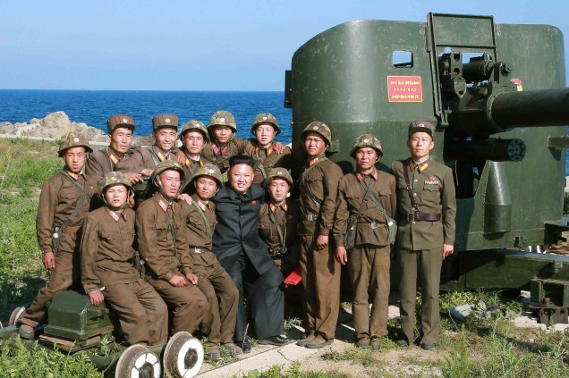Kim Jong-un posa com soldados durante visita a unidade militar na ilha Ung