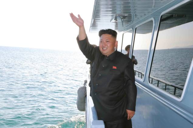 O ditador da Coreia do Norte, Kim Jong-un, acena de um barco durante inspeção de exercícios militares