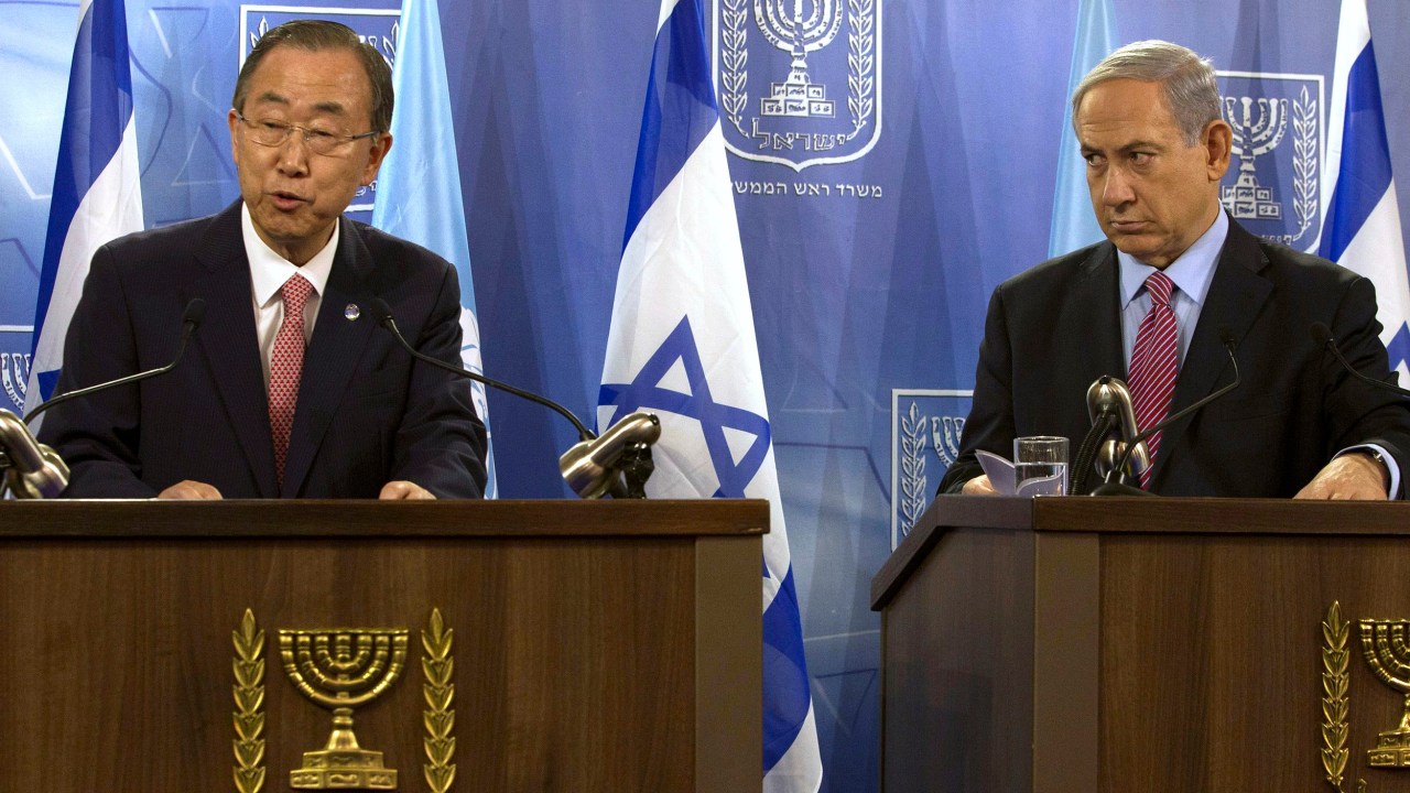O secretário-geral da ONU, Ban Ki-moon, discursa ao lado do premiê israelense Benjamin Netanyahu