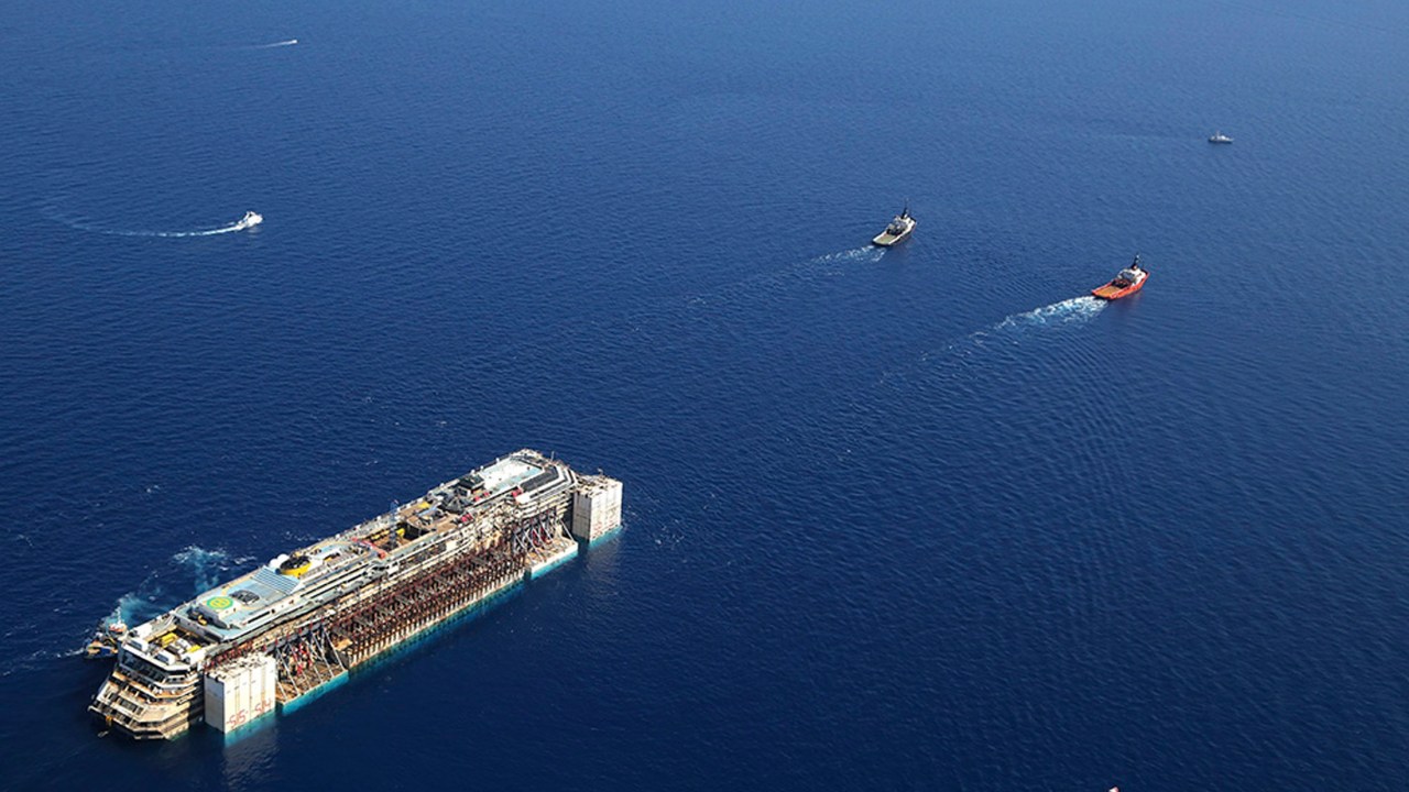Navios iniciaram o reboque do Costa Concordia até o porto de Gênova