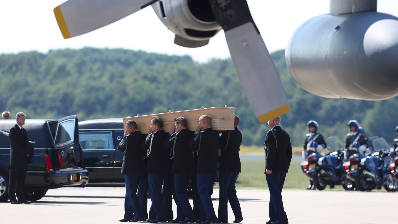 Caixões de vítimas do MH17 recebem honrarias na chegada ao aeroporto de Eindhoven, na Holanda