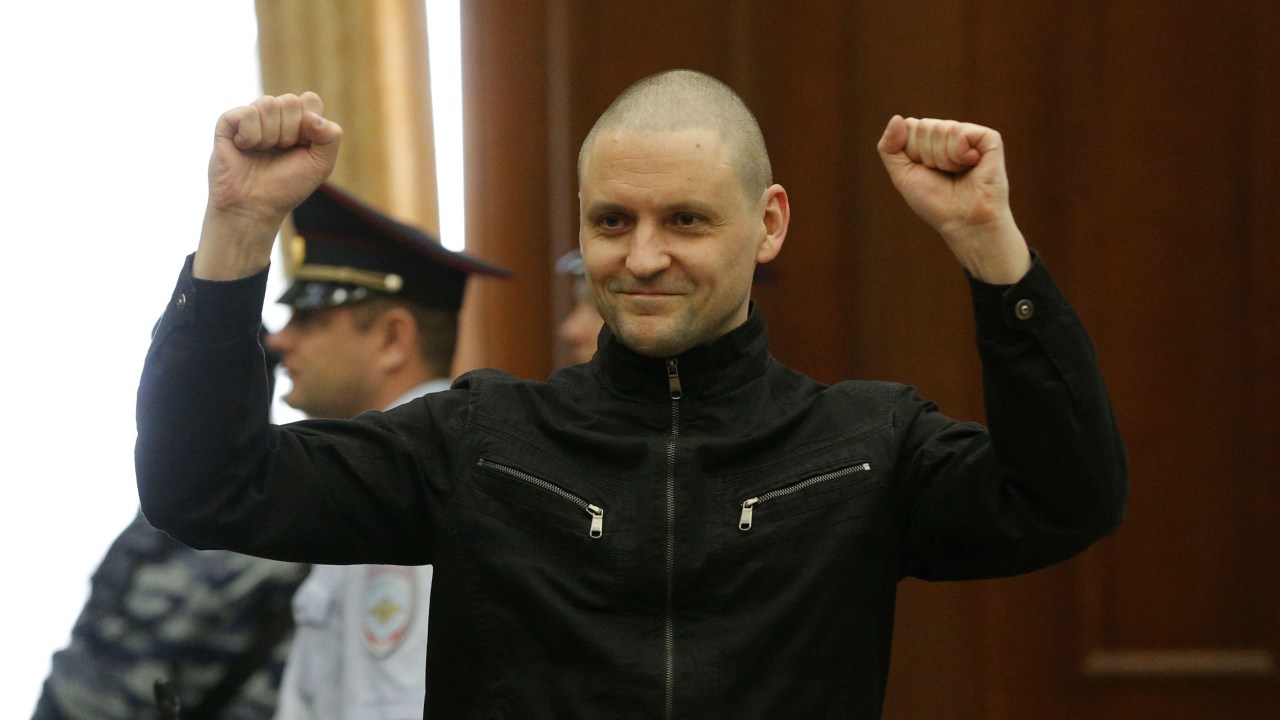 O opositor russo Sergei Udaltsov posa durante a audiência que o condenou a quatro anos e meio de prisão