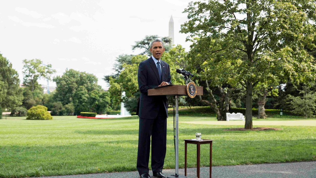 O presidente Barack Obama anuncia novas sanções impostas à Rússia em entrevista nos jardins da Casa Branca, em Washington