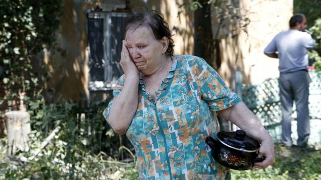 Mulher chora após conflito entre rebeldes e militares ucranianos ter deixado mortos nos arredores de Donetsk, ao leste do país