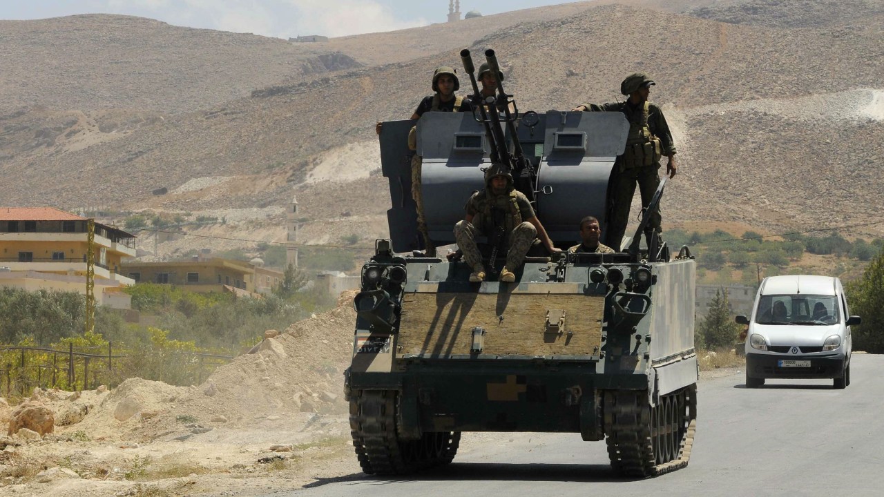 Soldados libaneses se dirigem para a cidade de Arsal, dominada por terroristas do EIIL
