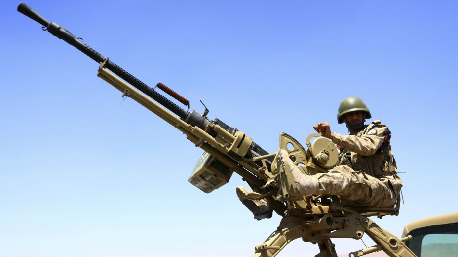 Soldado curdo de prontidão para combater as forças terroristas do EIIL