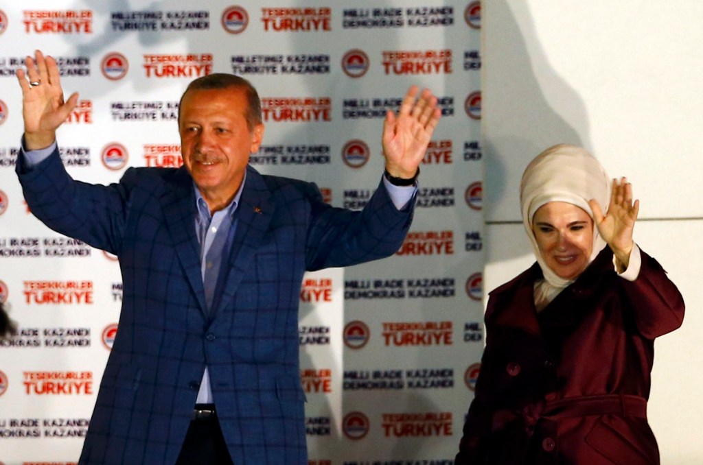 O primeiro-ministro Recep Erdogan comemora sua vitória nas eleições presidenciais ao lado da mulher, Ermine, em frente à sede do partido AKP, em Ancara
