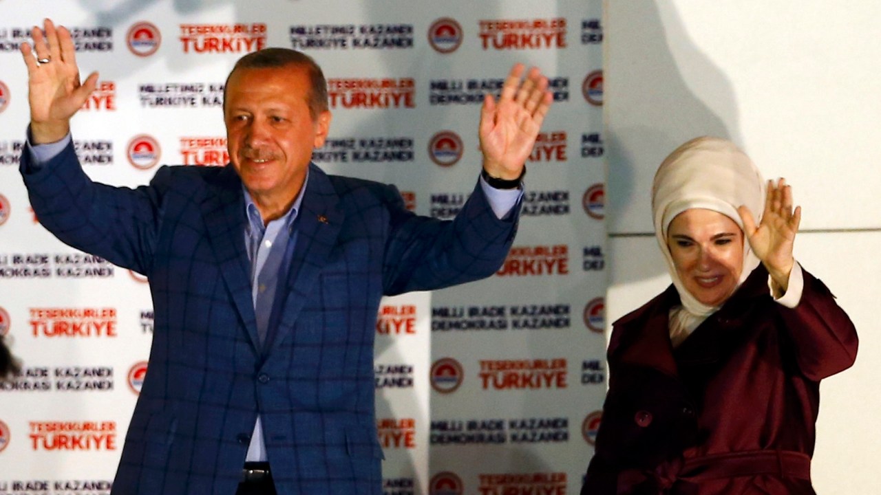 O primeiro-ministro Recep Erdogan comemora sua vitória nas eleições presidenciais ao lado da mulher, Ermine, em frente à sede do partido AKP, em Ancara