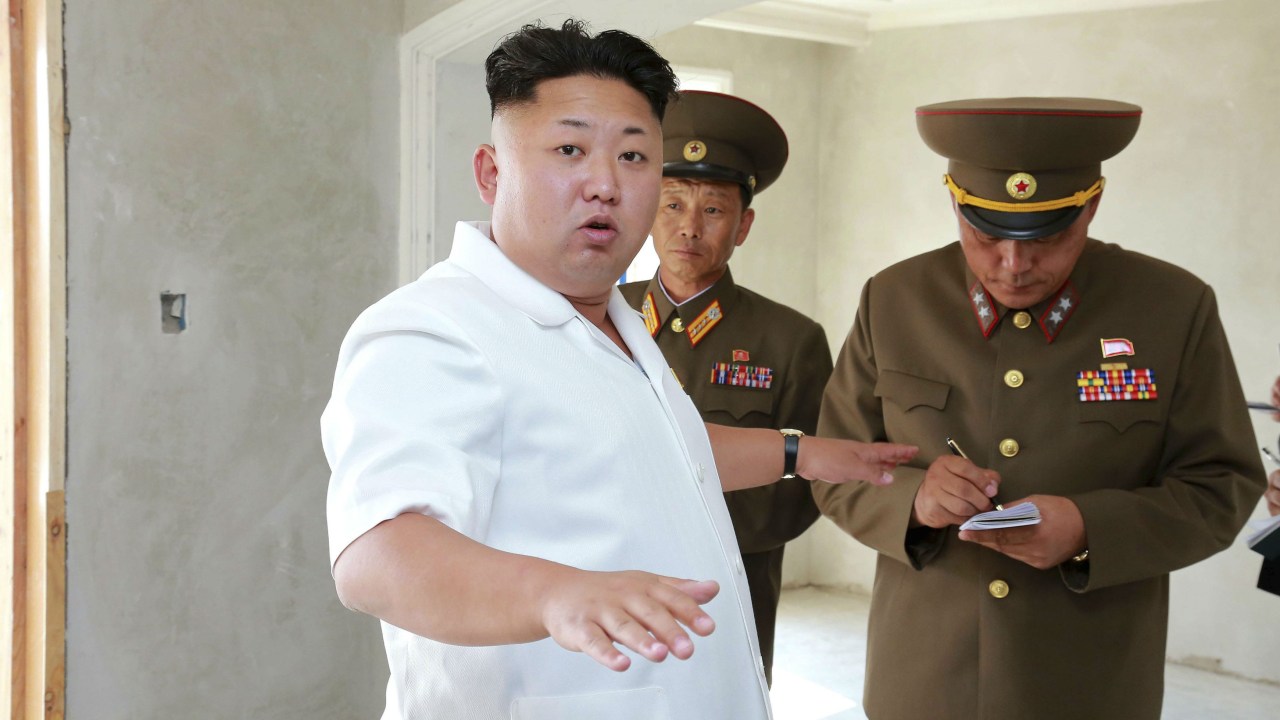 Kim Jong-un, o ditador norte-coreano, cercado por conselheiros militares