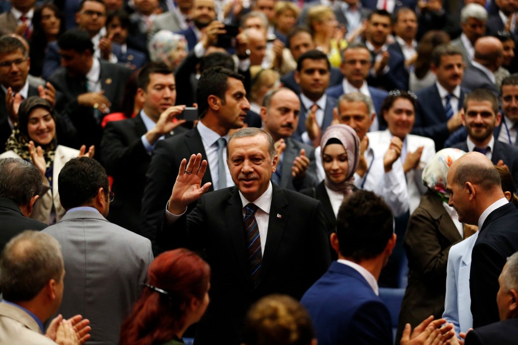 O premiê Recep Erdogan acena para correligionários ao chegar para reunião do governista Partido Justiça e Desenvolvimento (AKP) em Ancara