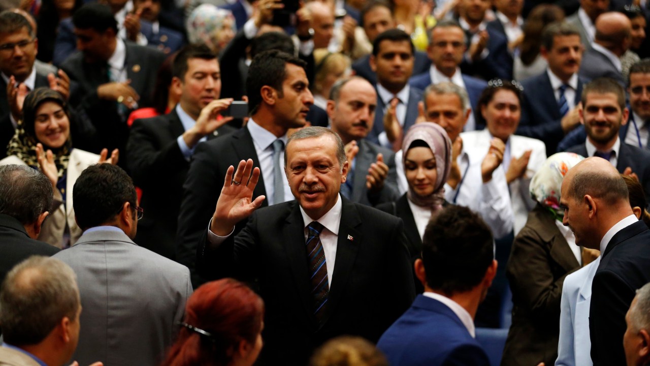 O premiê Recep Erdogan acena para correligionários ao chegar para reunião do governista Partido Justiça e Desenvolvimento (AKP) em Ancara