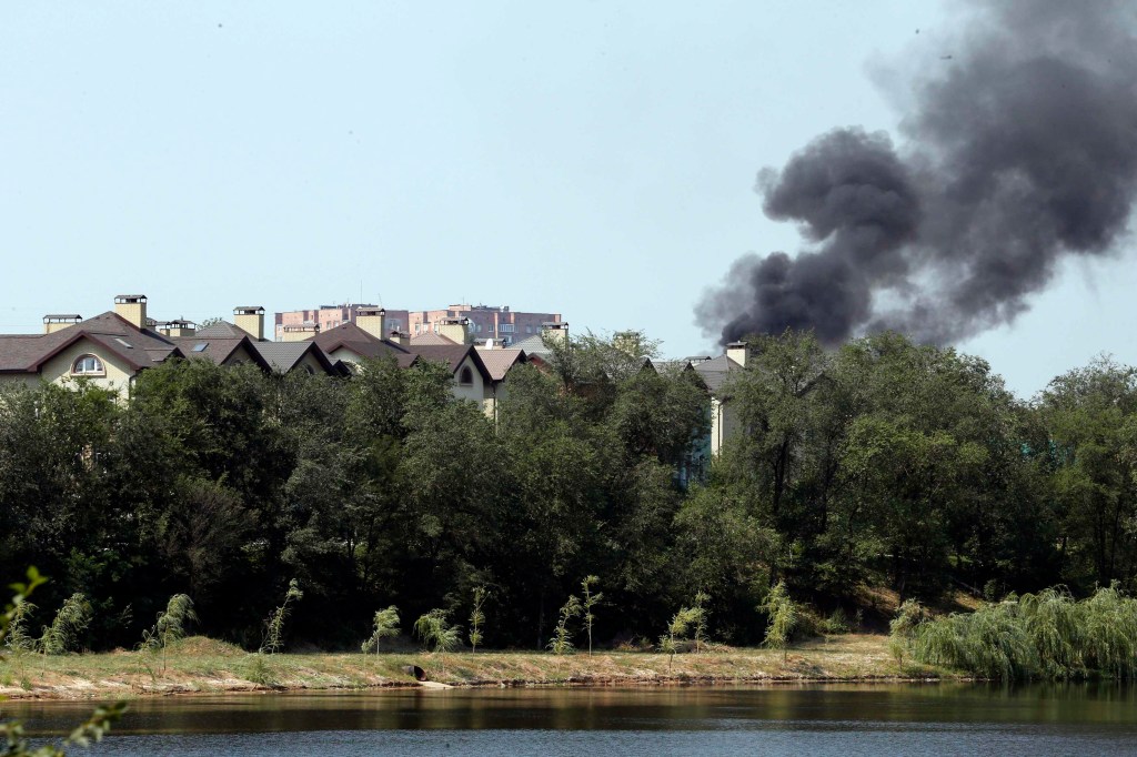 Fumaça é vista em área atingida por bombardeio em Donetsk, na Ucrânia. Explosões foram registradas perto do centro da cidade controlada por separatistas pró-Rússia