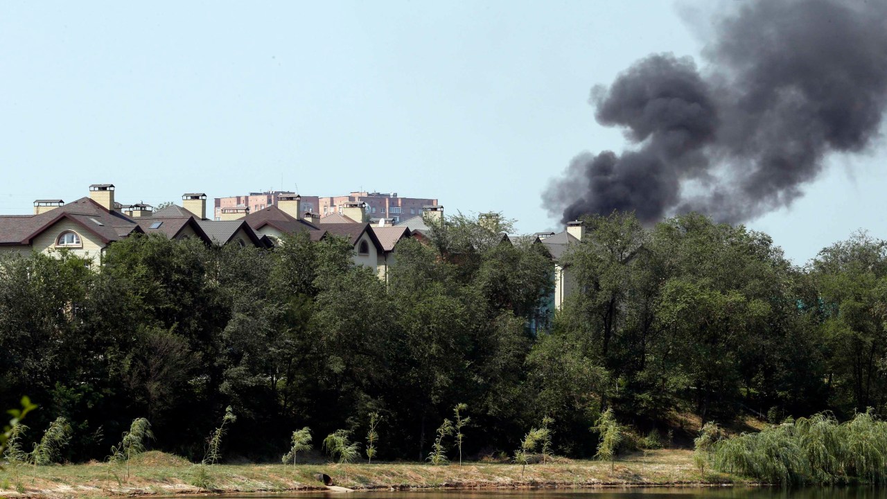 Fumaça é vista em área atingida por bombardeio em Donetsk, na Ucrânia. Explosões foram registradas perto do centro da cidade controlada por separatistas pró-Rússia