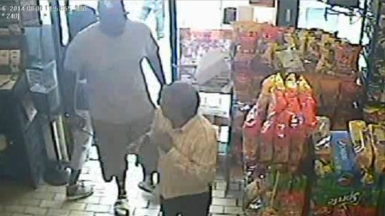 Imagem retirada de vídeo de câmera de segurança apresentado pela polícia de Ferguson de roubo em loja. Autoridades disseram que jovem negro Michael Brown era suspeito de envolvimento no roubo