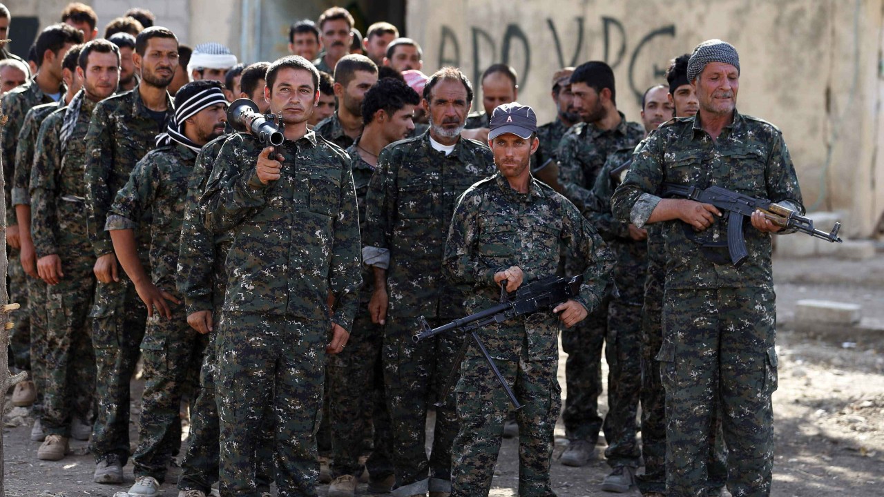 Homens da minoria yazidi treinam para combater terroristas no Iraque