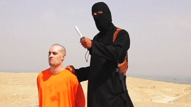 Vídeo divulgado pelo Estado Islâmico (EI) mostra terrorista decapitando o jornalista americano James Foley