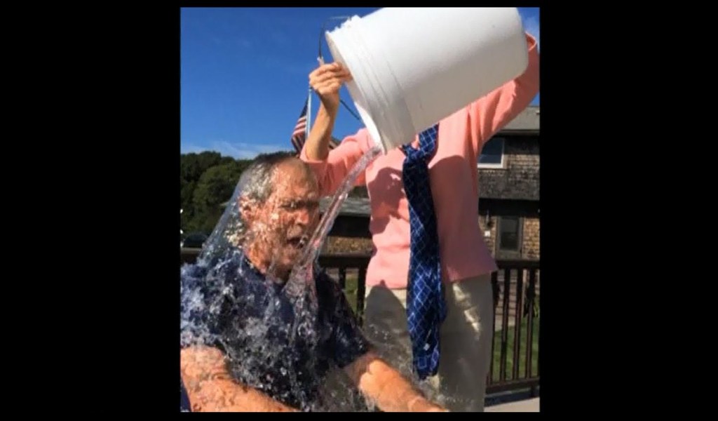 Laura Bush joga balde de água fria sobre o ex-presidente George W. Bush, que cumpriu o 'desafio do balde de gelo'