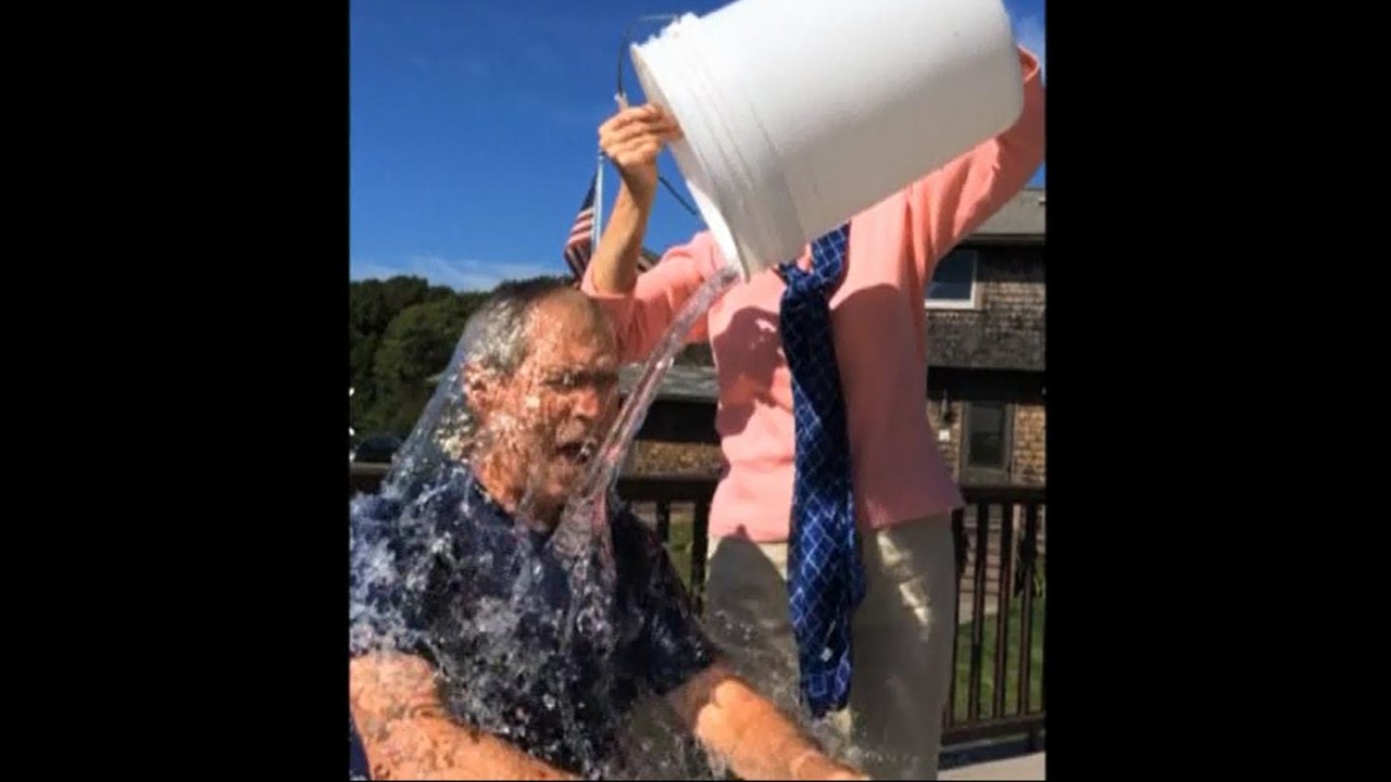 Laura Bush joga balde de água fria sobre o ex-presidente George W. Bush, que cumpriu o 'desafio do balde de gelo'
