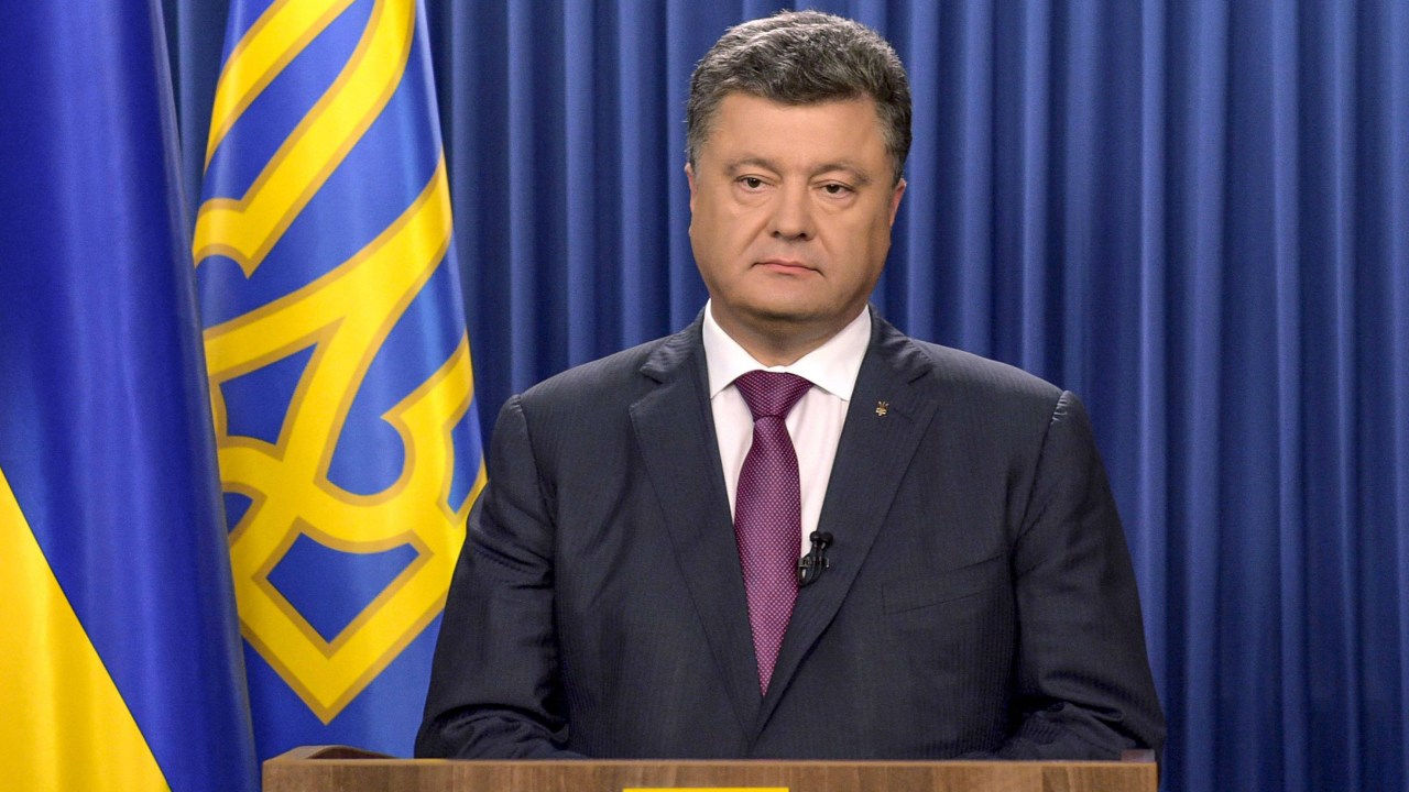 O presidente ucraniano, Petro Poroshenko, anuncia a dissolução do Parlamento na televisão nacional