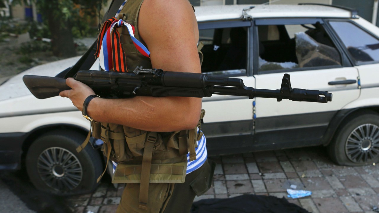 Separatista ucraniano patrulha ruas de Donetsk carregando um rifle