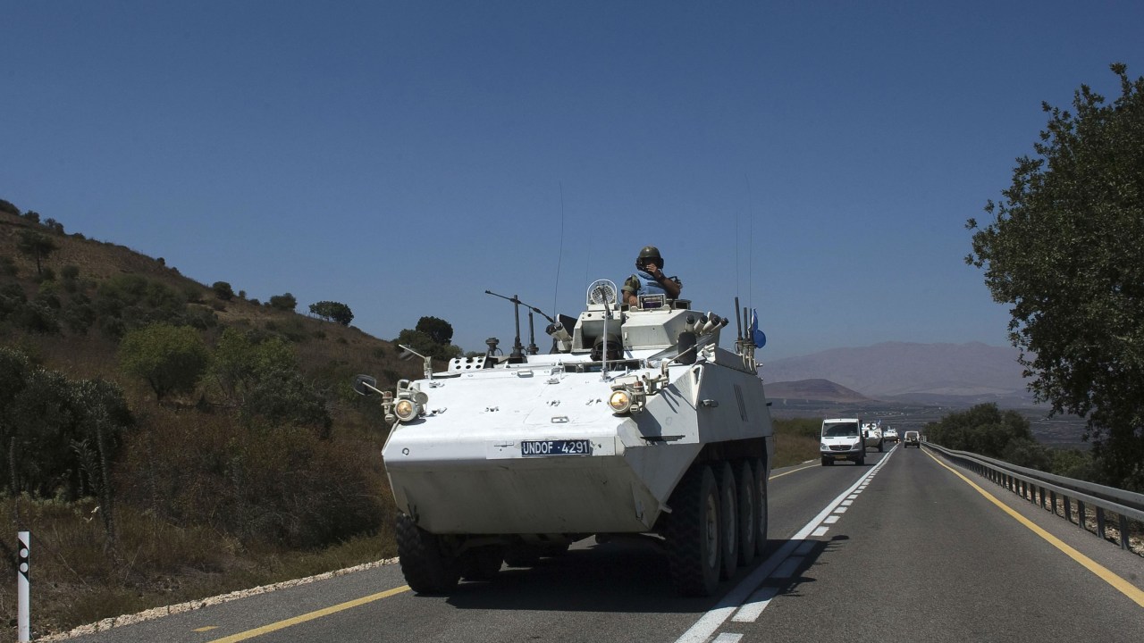 Veículo blindado da Undof patrulha estrada nas Colinas de Golã
