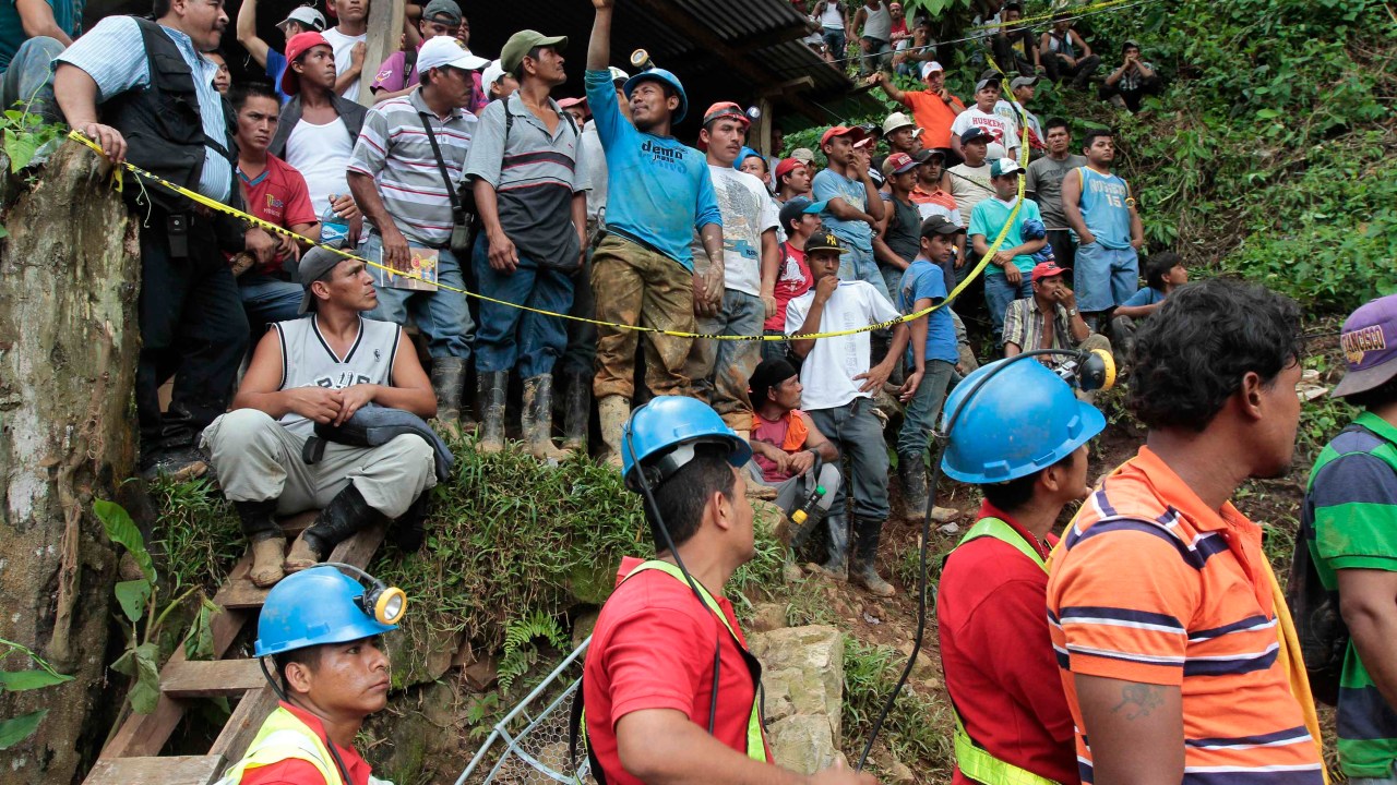 Equipes de resgate e mineiros na entrada de mina de ouro onde trabalhadores ficaram presos depois que fortes chuvas provocaram um deslizamento na cidade de Bonanza, norte da Nicarágua