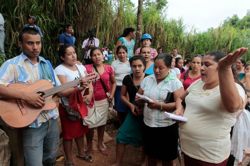 Parentes e amigos de homens presos em mina de ouro na Nicarágua fazem orações enquanto acompanham trabalhos de resgate