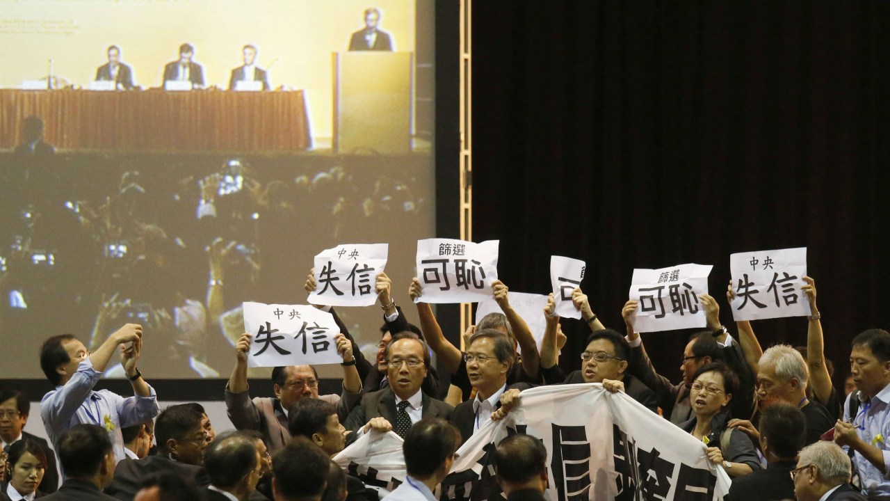 Ativistas e legisladores protestam contra a probição do governo da China às eleições livres em Hong Kong