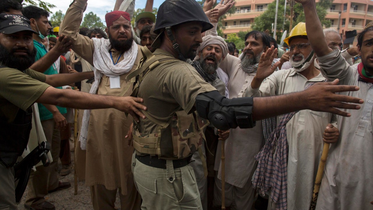 Soldados tentam afastar opositores do governo que atacaram o prédio da TV estatal do Paquistão