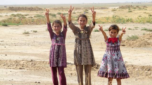 Meninas em gestos de comemoração após o Exército Iraquiano romper o cerco de Amerli, Iraque. A cidade estava sitiada há mais de dois meses - 01/09/2014