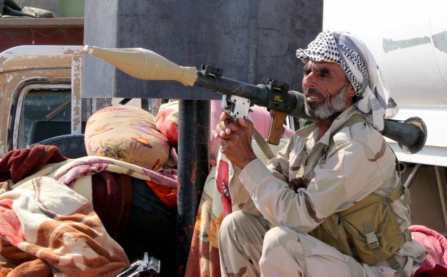 Militar Xiita fica de guarda após destruir o cerco jihadista do Estado Islâmico em Amerli, Iraque - 01/09/2014
