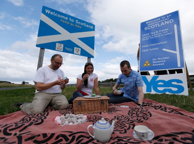 Integrantes de grupo de ingleses que vivem na Escócia fazem evento a favor do ‘sim’ em plebiscito de independência da região, perto da fronteira entre a Inglaterra e a Escócia