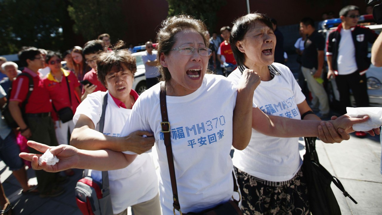 Familiares de vítimas do MH370 protestaram em um templo de Pequim, na China