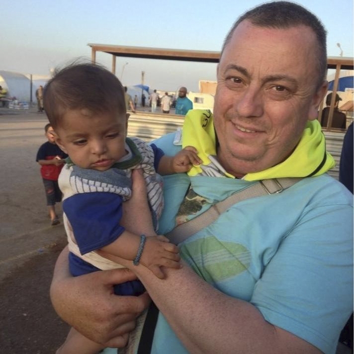 Em foto de família, o britânico Alan Henning aparece em um campo de refugiados na fronteira da Turquia com a Síria