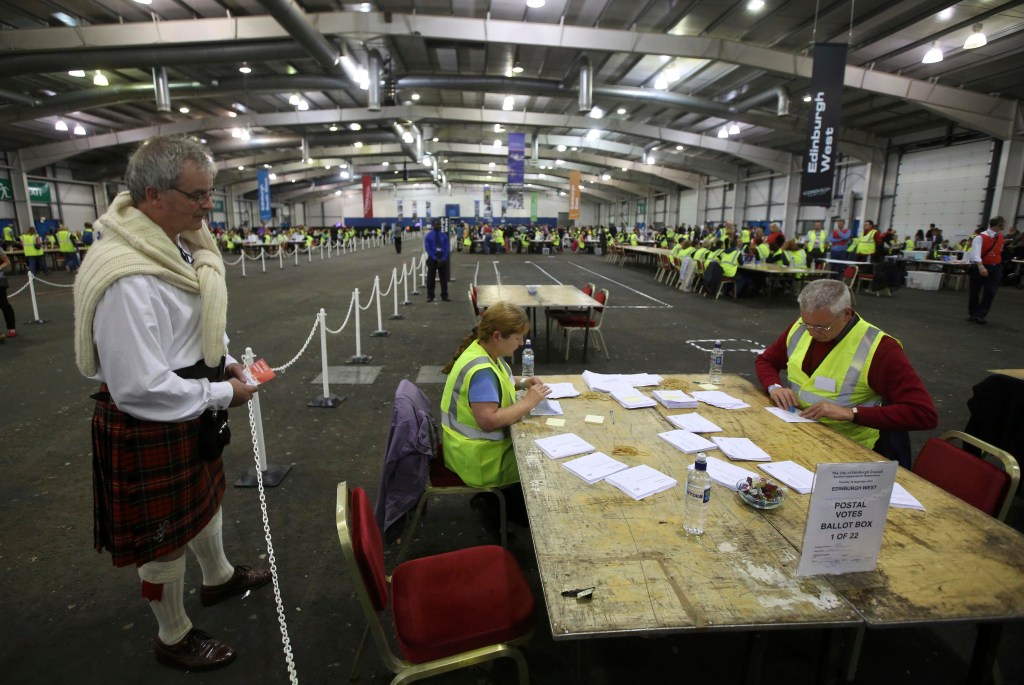 Funcionários fazem contagem de votos em um centro de Edimburgo, na Escócia