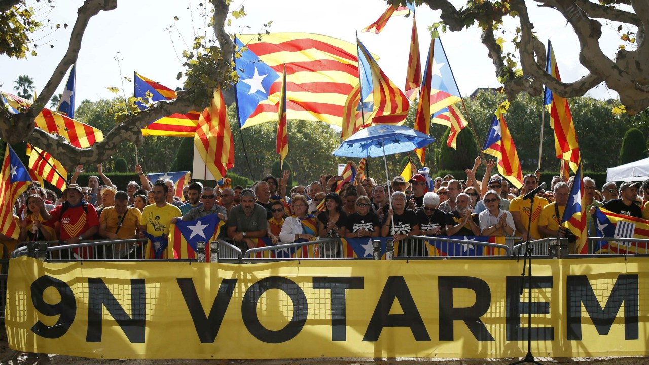 Separatistas da Catalunha acompanham votação do Parlamento local sobre consulta popular pela independência da região