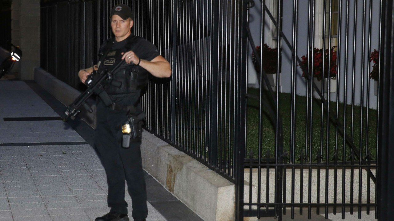 Agente do serviço secreto guarda a entrada da Casa Branca após homem invadir o prédio