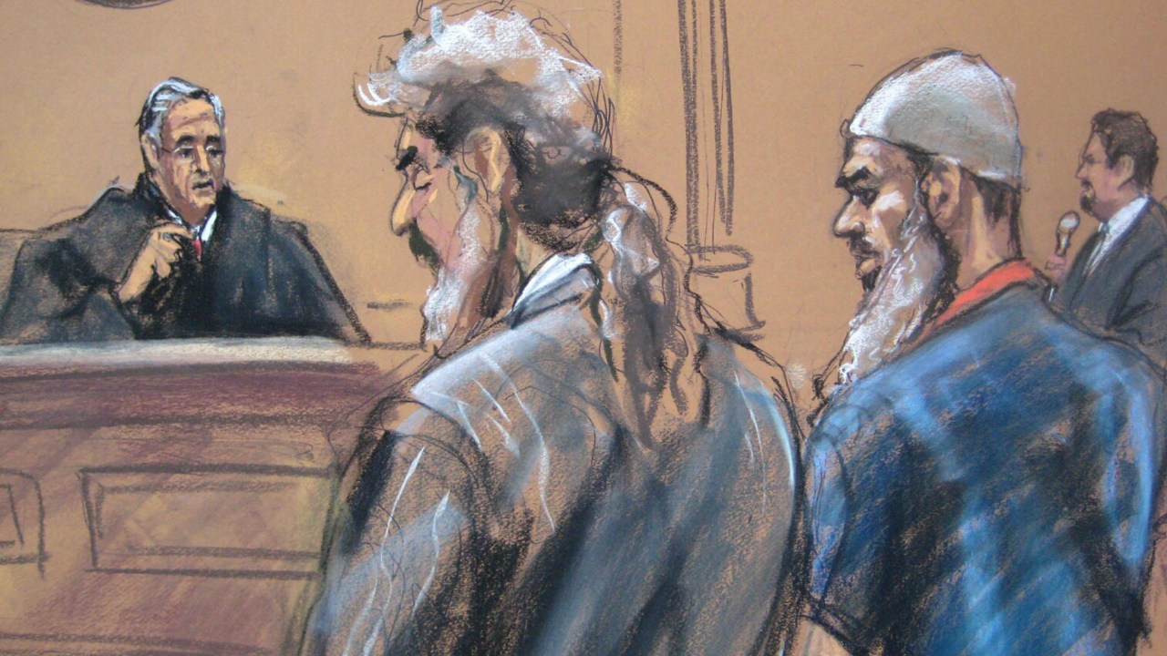 O terrorista Sulaiman Abu Ghaith (à dir.), genro de Osama Bin Laden, recebe a pena de prisão perpétua em um tribunal de Manhatan